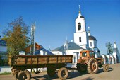 русская деревня, трактор и церковь